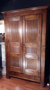 armadio rustico antico piccolo