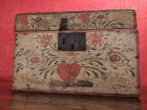 scatola antica dipinta svezia con cuori baule vintage