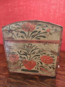 scatola antica dipinta svezia con cuori baule vintage