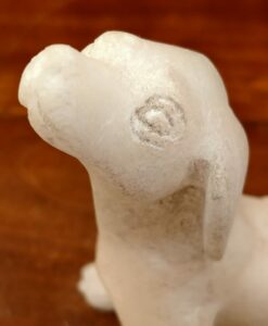 piccola scultura antica cagnolino alabastro