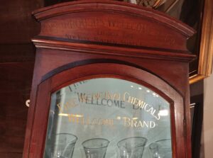 antica teca inglese vetrina farmacia con scritte